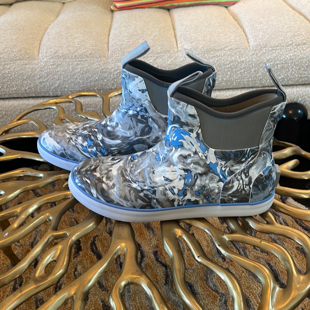 Huk Rogue Wave Boots - Mossy Oak - Blue Swirls - Size 9 - NWOT